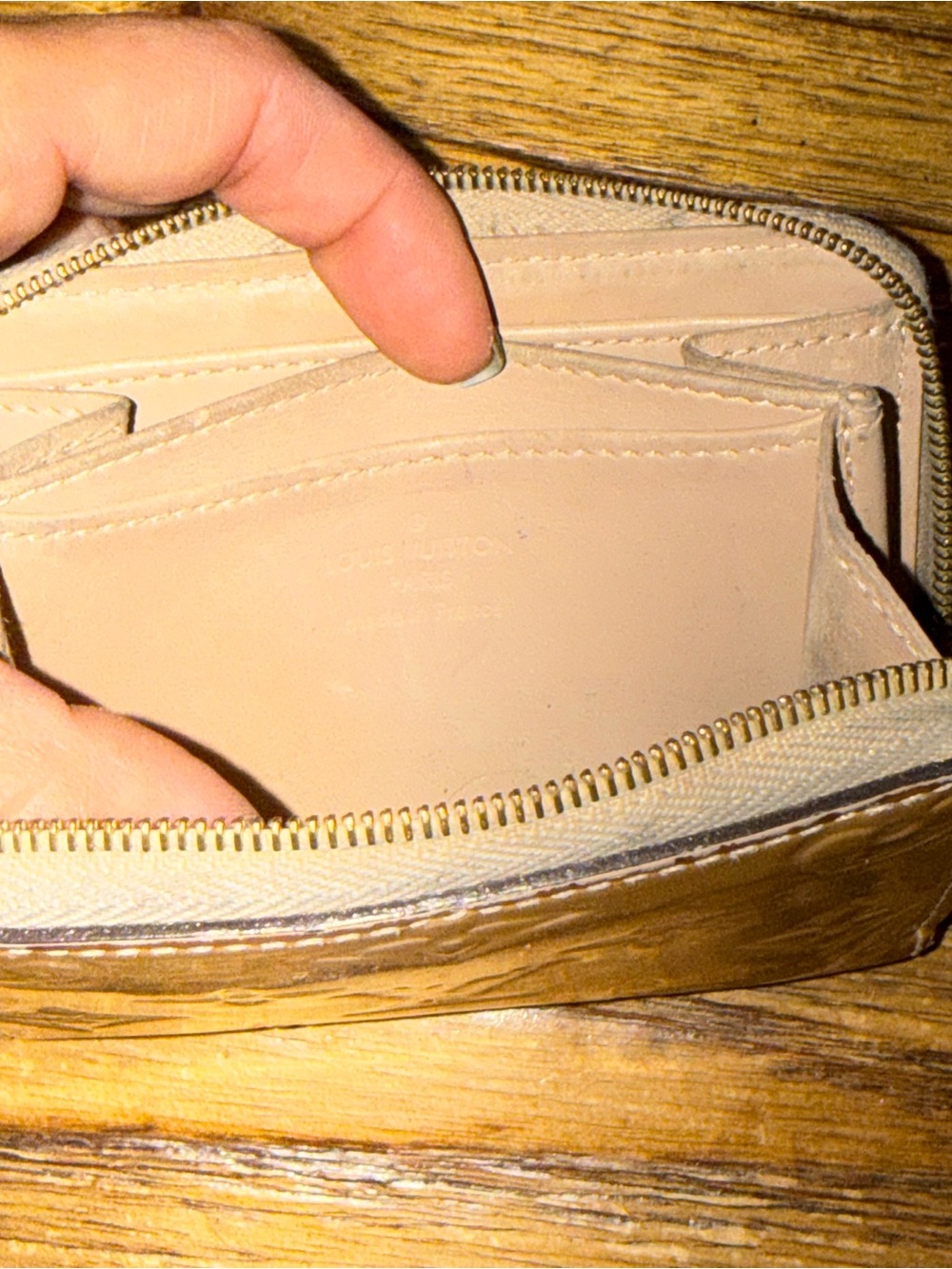 Louis Vuitton Vernis Zip Card Holder in Tan Patent - Picture 4 of 7